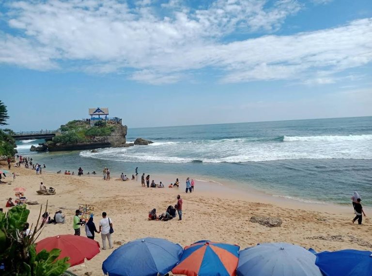 wisata pantai kukup gunungkidul