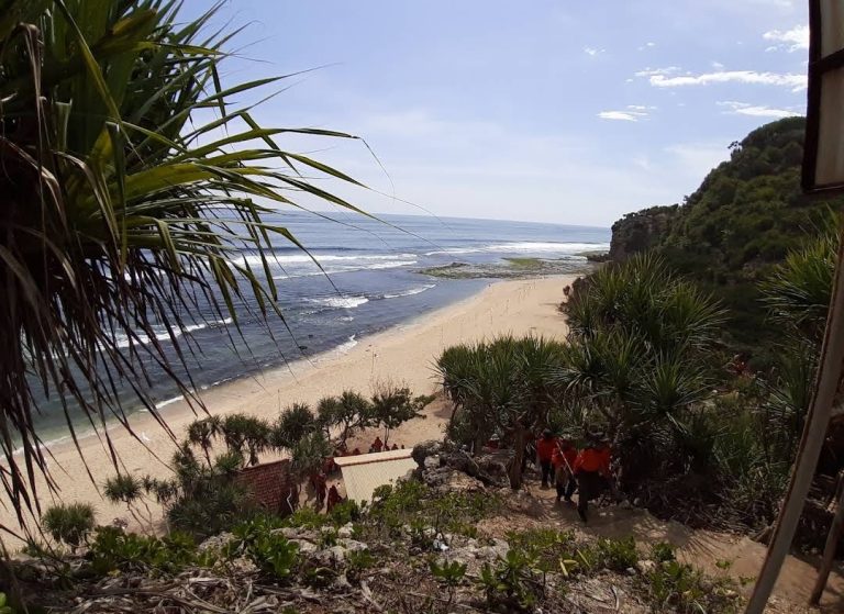 wisata pantai sanglen gunungkidul