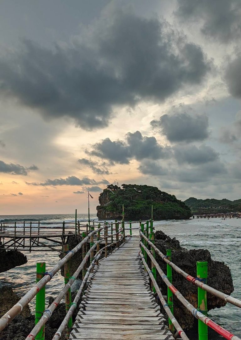 wisata pantai watu bolong gunungkidul