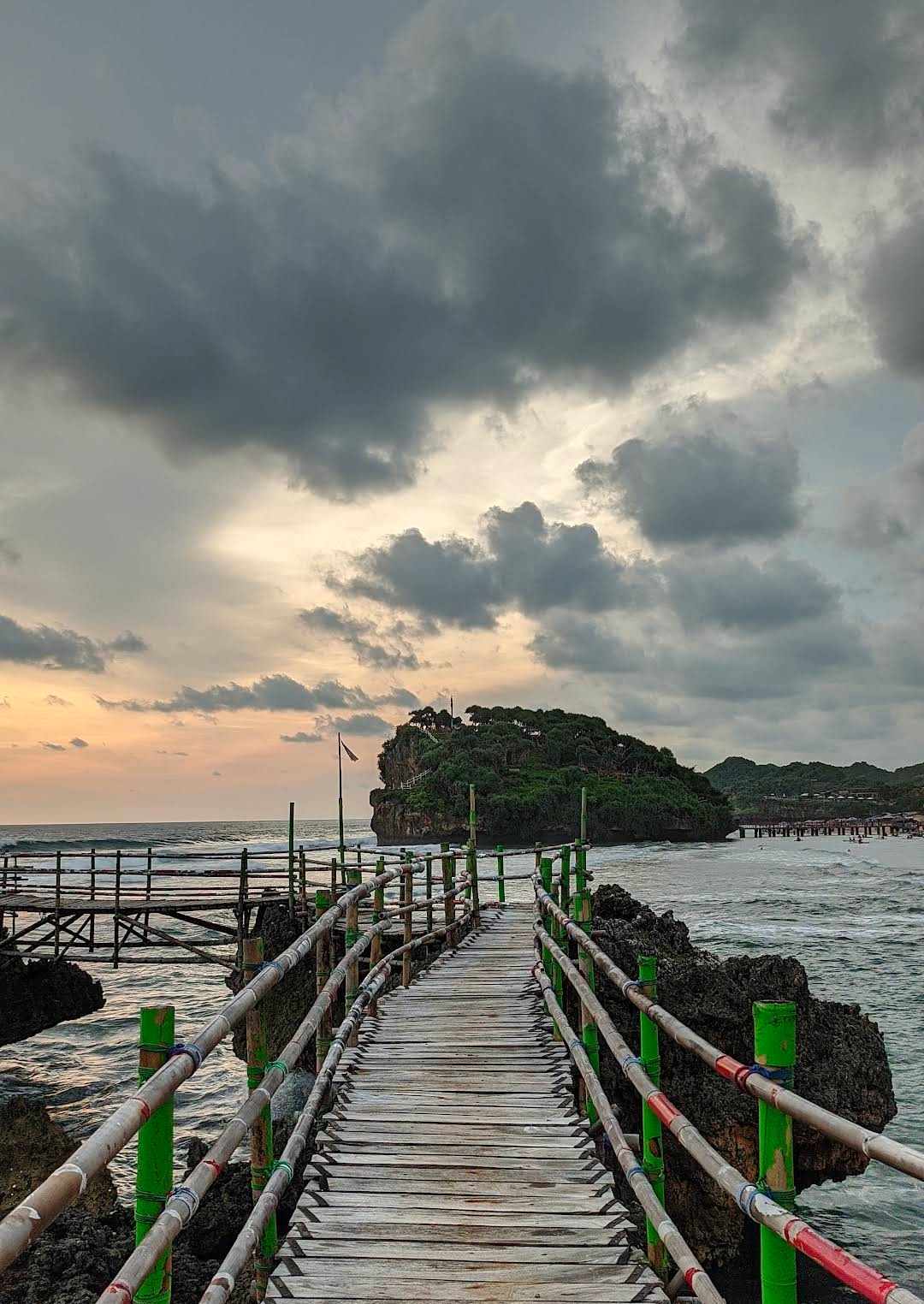 wisata pantai watu bolong gunungkidul