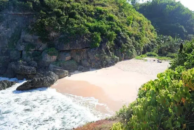 wisata pantai ngluwen gunungkidul