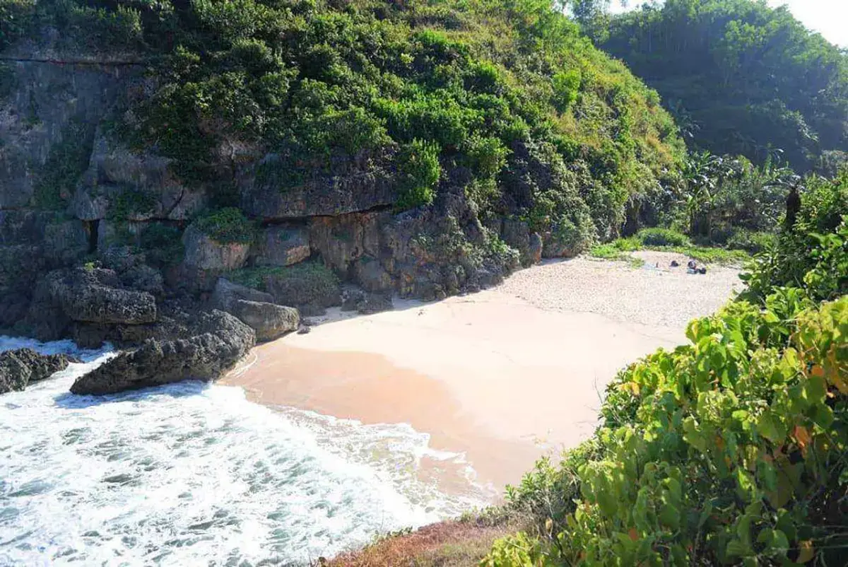 wisata pantai ngluwen gunungkidul