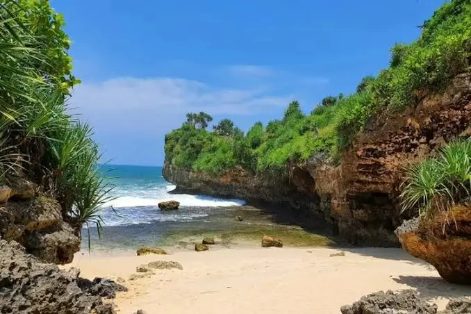 wisata pantai peyuyon di gunungkidul